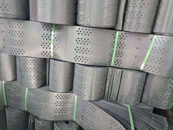 土工格室?guī)齑?/></p><p><strong>產(chǎn)品介紹：</strong></p><p>土工格室施工/土工格室是目前國內(nèi)外較為流行的一種新型的高強度土工合成材料，它是由高強度的HDPE或PP共聚料寬帶，經(jīng)過焊接或鉚接而形成的一片網(wǎng)狀格室結(jié)構(gòu)。它伸縮自如，運輸時可縮疊起來，使用時張開并又充填土石或混凝土料，構(gòu)成具有強大側(cè)向限制和大剛度的結(jié)構(gòu)體。它可用來做為墊層，處理軟弱地基增大地基的承載能力，也可鋪設(shè)在坡面上構(gòu)成坡面防護結(jié)構(gòu)，還可以用來建造支擋結(jié)構(gòu)等。</p><p><strong>產(chǎn)品優(yōu)勢：</strong></p><p>1、材質(zhì)輕、耐磨損，化學(xué)性能穩(wěn)定、耐光氧老化、耐酸堿，適用于不同土壤與沙漠等土質(zhì)條件。</p><p>2、較高的側(cè)向限制和防滑，防變形、有效的增強路基的承載能力和分散荷載作用。</p><p>3、改變土工格室高度、焊距等幾何尺寸可滿足不同的工程需要。</p><p>4、伸縮自如，運輸體積?。宦?lián)接方便、施工速度快。</p><p><strong>產(chǎn)品用途：</strong></p><p>1、用于穩(wěn)固公路、鐵路路基。</p><p>2、用于承受載重力的堤防及淺水河道治理。</p><p>3、用于防止滑坡及受載重力的混合式擋墻。</p><p>4、在遇到軟地基時，采用土工格室可大大減輕施工勞動強度，減少路基厚度施工速度快、性能好，大大的降低工程造價。</p><p><br/></p><div   id=